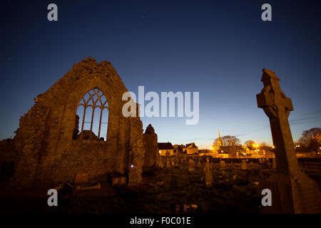 Vue de la nuit de Athenry Monastère dominicain, dédiée aux Saints Pierre et Paul,trouvés au 1241, avec son cimetière. Banque D'Images