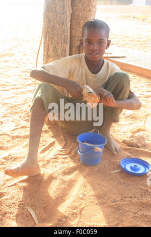 BANDIAGARA, MALI - 30 septembre 2008 : Garçon non identifié de manger à Bandiagara, dans la région de Mopti au Mali, le 30 septembre 2008, Banque D'Images