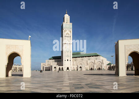 Mosquée Hassan II contre le ciel bleu Banque D'Images