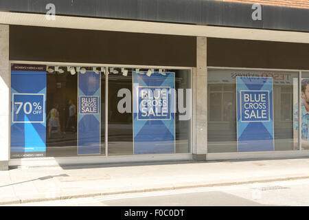 Debenhams Blue Cross 70 % off sale afficher la fenêtre à Bedford, Bedfordshire, Angleterre Banque D'Images