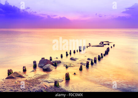 Magnifique coucher de soleil sur la mer Baltique, Dziwnowek en Pologne. Banque D'Images