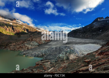 Glacier du Rhône dans les Alpes Suisses en journée d'été. La Suisse, l'Europe. Banque D'Images