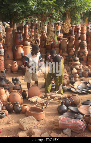 BANDIAGARA, MALI - 5 octobre 2008 : Enfants non identifiés dans un magasin de poterie à Bandiagara, dans la région de Mopti au Mali sur octobe Banque D'Images