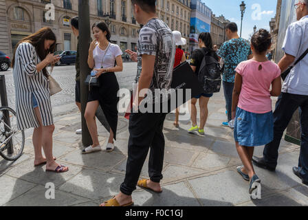 Paris, France, ville de rue très fréquentée, touristes chinois, shopping, boutiques de mode de luxe, rue de Faubourg Saint Honoré, magasins, centre-ville de Paris Banque D'Images