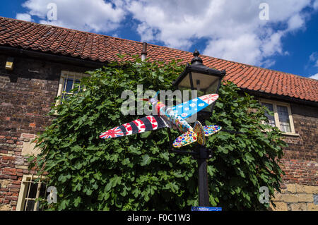 Modèle de décoration chasseur Spitfire avion sur 'Spitfire' Sentier commémorant la bataille d'Angleterre, King's Lynn, Norfolk, Angleterre Banque D'Images