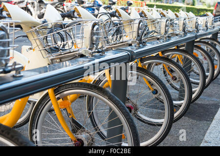 Parking vélos jaunes dans la rue en Europe Banque D'Images