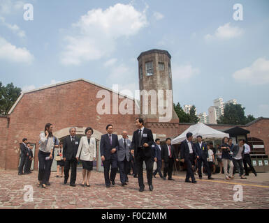 Yukio Hatoyama, Aug 12, 2015 : le Japon de l'ancien Premier Ministre Yukio Hatoyama (4L, première rangée) visite le Hall de la prison de Seodaemun à Séoul, Corée du Sud. L'histoire de la prison de Seodaemun Hall était une prison où le Japon a emprisonné des combattants pour l'indépendance de la Corée durant la colonisation japonaise de la Corée à partir de 1910-1945. Credit : Lee Jae-Won/AFLO/Alamy Live News Banque D'Images