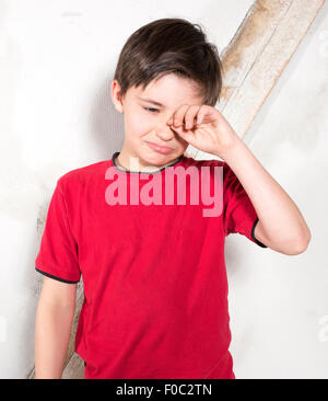 Jeune garçon en rouge t-shirt pleure Banque D'Images