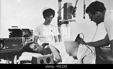 Médecine, naissance / gynécologie, tests ultrasoniques d'une femme enceinte souffrant de saignements, Winnipeg General Hospital, 1970, droits additionnels-Clearences-non disponible Banque D'Images
