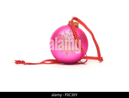 Décorations de l'arbre de Noël traditionnel isolé sur un fond blanc. Banque D'Images