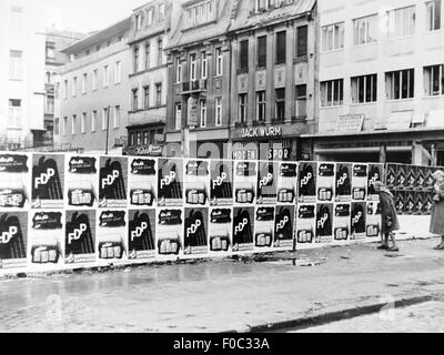 Politique,élections,Allemagne,campagne électorale pour le Parlement fédéral 1953,affiches électorales du Parti démocratique libre (FDP),Bonn,1953,projet,de,loi,écriteaux,pancartes,pancartes,élections à la Diète fédérale,Rhénanie-du-Nord,Rhénanie-du-Nord,Rhénanie-du-Nord,Westphalie,Nordrhein-Westfalen,Allemagne de l'Ouest,élections de l'Ouest,élections de la République fédérale,élections de 50ème,élections,élections,élections de la République fédérale,élections,élections de 1950ème,élections,élections,élections de la campagne électorale de la République fédérale,élections,élections de la République fédérale,élections,élections de la République fédérale,élections de 1950ème-allemande,élections,élections,élections,élections de la République fédérale, Banque D'Images