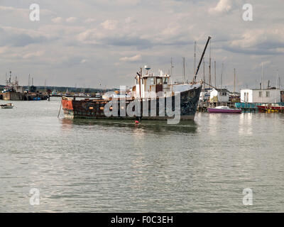 Vieux bateau de pêche amarré à West Mersea. Mersea Island. L'Essex. L'Angleterre. UK. Banque D'Images