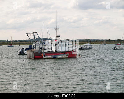 Bateau de pêche rouge amarré à West Mersea. Mersea Island. L'Essex. L'Angleterre. UK. Banque D'Images