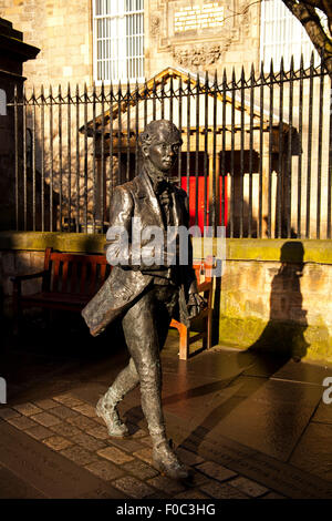 Situé à Édimbourg, Écosse, Canongate, statue en bronze poète écossais Robert Fergusson 1750-1774 sculpté par David Annand Banque D'Images