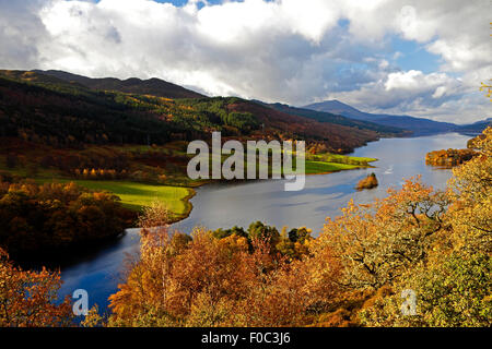 Voir Queens en automne à la recherche sur le Loch Tummel vers Station House montagne en arrière-plan, le Perthshire. Perth et Kinross, Scotland Banque D'Images