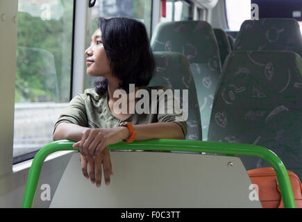 Femme dans le bus vide débarrasser Banque D'Images