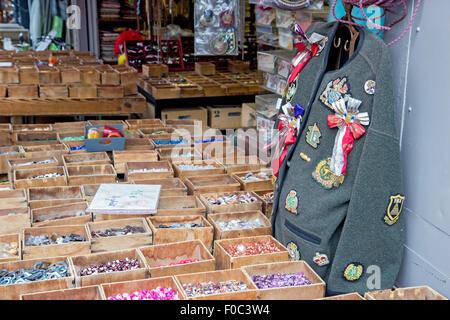 Veste verte avec insignes dans le magasin au marché aux puces le week-end Banque D'Images