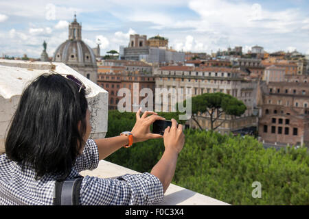 Femme photographiant la vue de Rome Banque D'Images