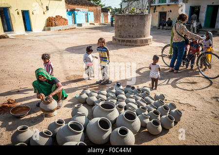 Potter's femme décorant les pots traditionnels dans la partie ancienne de Khajuraho, Madhya Pradesh, Inde Banque D'Images