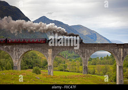 Le Train à vapeur Jacobite Lochaber, viaduc de Glenfinnan Banque D'Images