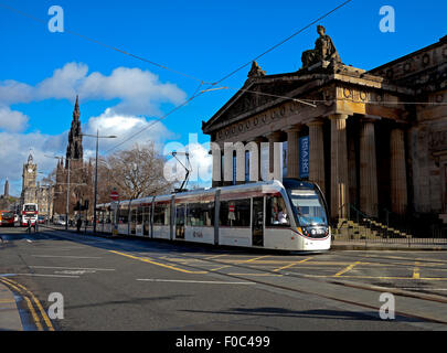 Tramway d'Édimbourg s'exécutant dans Princes Street Scotland UK Banque D'Images