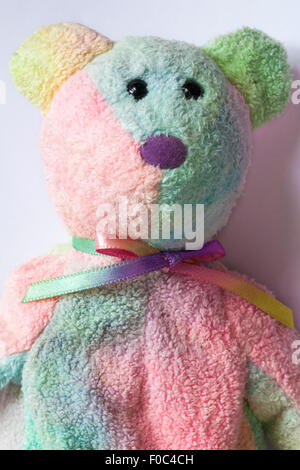 Le groovy-dye ty ty beanie baby ours ours situé sur fond blanc Banque D'Images