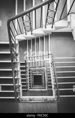 Directement au-dessus de l'escalier en spirale carrée shot Banque D'Images