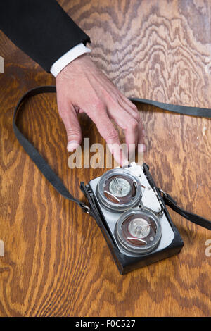 Portrait of businessman using old-fashioned magnétophone sur table en bois Banque D'Images
