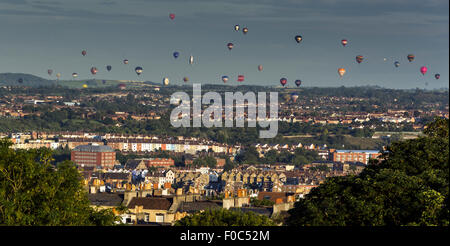 Montée totale de montgolfières de masse sur la ville de Bristol, une partie de la 37e assemblée annuelle Bristol Balloon Fiesta Banque D'Images