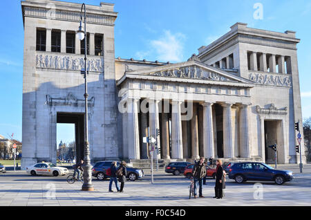 Le roi Louis de Bavière avait cette place construite par Leo von Klenze modelée sur l'Acropole à Athènes Banque D'Images