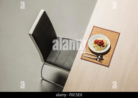 Spaghetti avec sauce tomate fraîche servi dans la plaque sur la table Banque D'Images