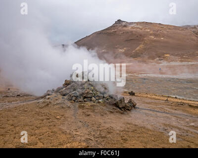 Namafjall zone géothermique haute température avec fumerolles, boue et les dépôts de soufre de l'Islande. Banque D'Images