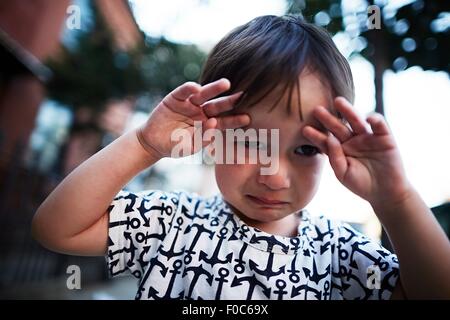 Portrait of boy crying on street Banque D'Images