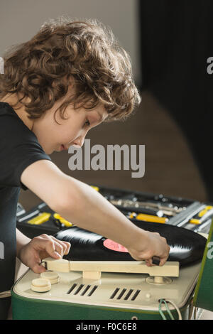 Garçon jouant à la maison de disque de vinyle Banque D'Images