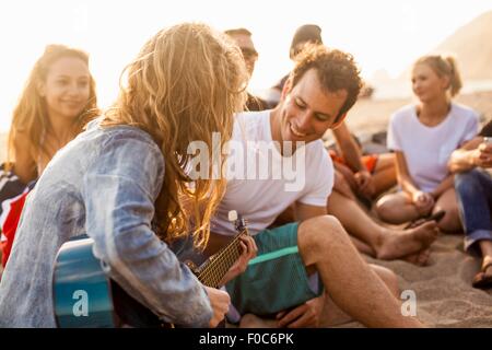 Groupe d'amis camping on beach Banque D'Images