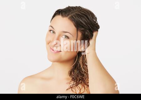 Jeune femme avec des cheveux humides Banque D'Images