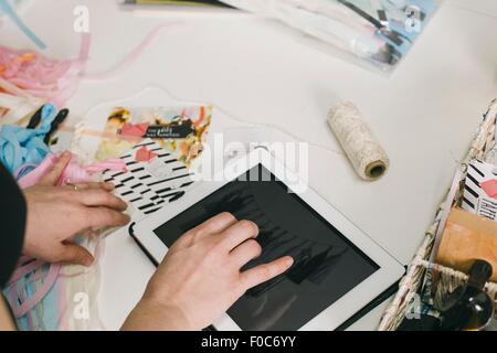Close up femme mains designers using digital tablet in design studio Banque D'Images