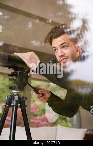 Portrait de l'homme à l'aide de télescope Banque D'Images