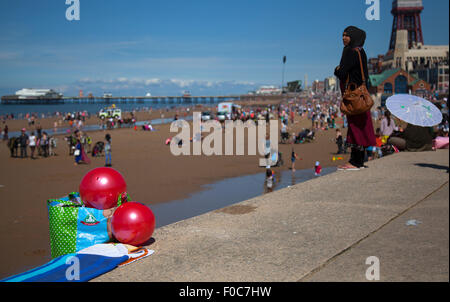 Blackpool, Lancashire, Royaume-Uni. 12 août, 2015. Météo britannique. Super journée ensoleillée comme les vacanciers, foules de touristes, & day-trippers profiter de la plage, seaside resort, et promenade. Banque D'Images