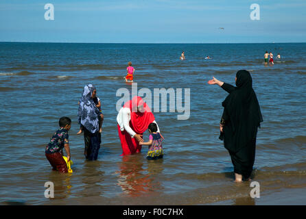 Ensoleillé août à Blackpool, Lancashire, Royaume-Uni. 12 août 2015. Météo au Royaume-Uni. Journée super ensoleillée pendant que les vacanciers, les touristes et les vacanciers apprécient la plage de la station balnéaire, la mer et la promenade de la station. Banque D'Images