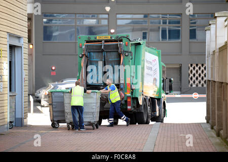 Éboueurs de vider les bacs industriels wheelie à Manchester City Centre Banque D'Images