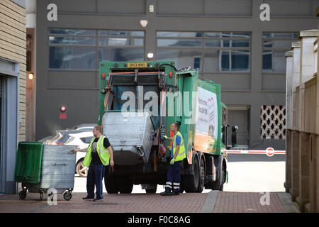 Éboueurs de vider les bacs industriels wheelie à Manchester City Centre Banque D'Images