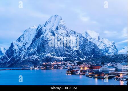 Le village de pêcheurs de Reine au crépuscule, Lofoten, Norvège Banque D'Images