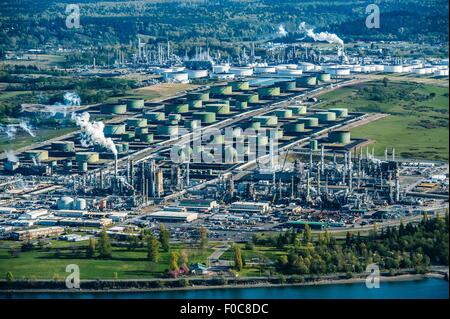 High angle view of green dans les réservoirs d'entreposage de la raffinerie de pétrole Banque D'Images