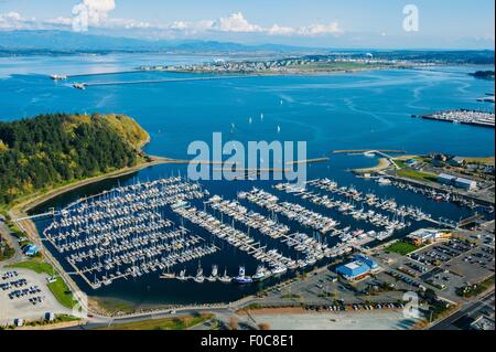 Vue aérienne de rangées de yachts amarrés dans la région côtière de marina Banque D'Images