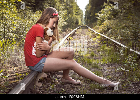 Portrait d'une adolescente triste sur le chemin de fer. Banque D'Images