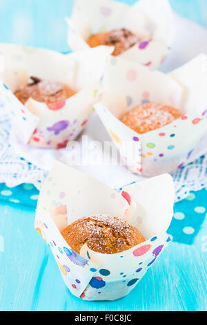 Beau muffin maison avec du sucre en poudre. Focus sélectif. Banque D'Images