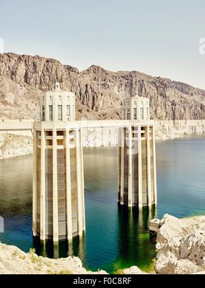 Vue sur les châteaux d'eau au Barrage Hoover, Nevada, USA Banque D'Images