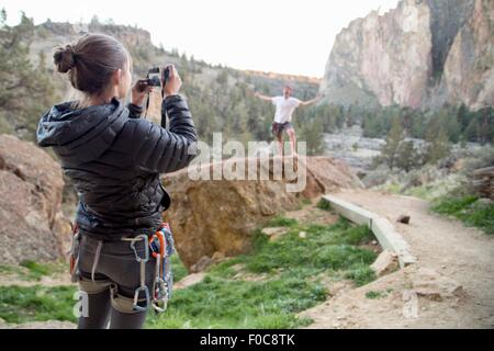 Rock climber taking photograph, Smith Rock State Park, New York Banque D'Images