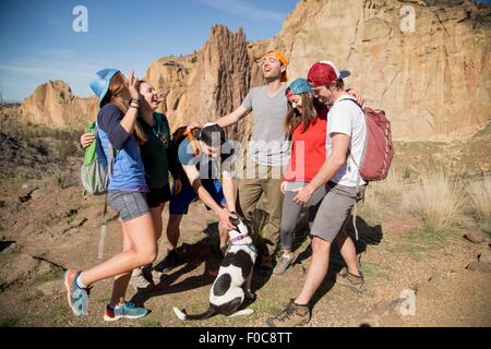 Backpackers en vacances, Smith Rock State Park, New York Banque D'Images